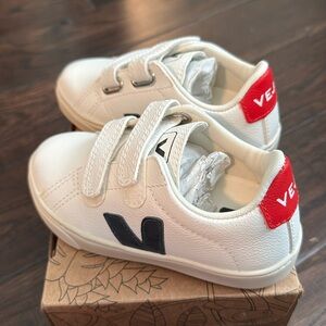 BNIB Toddler Veja Esplar Sneakers US 9.5